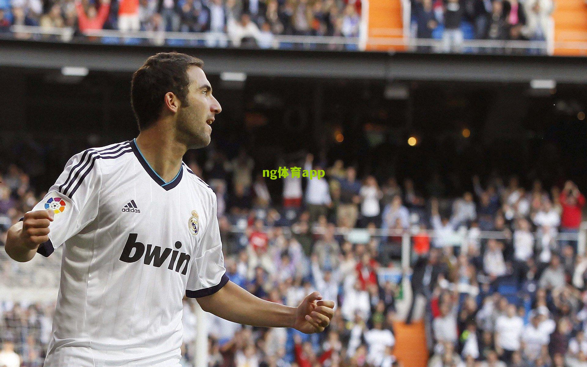 ng体育入口：韦斯-布朗评奥纳纳，能力无庸置疑，但离奇失误已成曼联防线定时炸弹